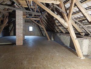 Zateplení stropu rodinného domu pomocí foukané izolace